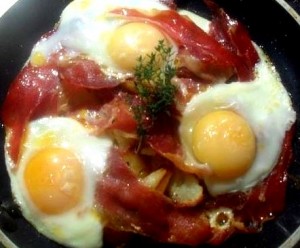 ALT="cazuela huevos con jamón iberico on line"
